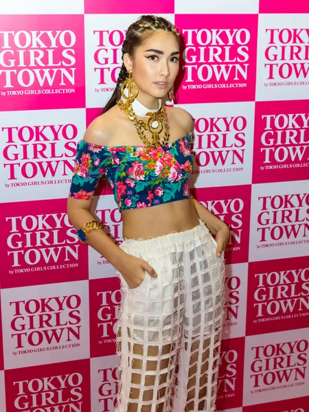 도쿄 걸스 컬렉션 부스 중 도쿄 여자 마에 정체 불명된 모델. — 스톡 사진
