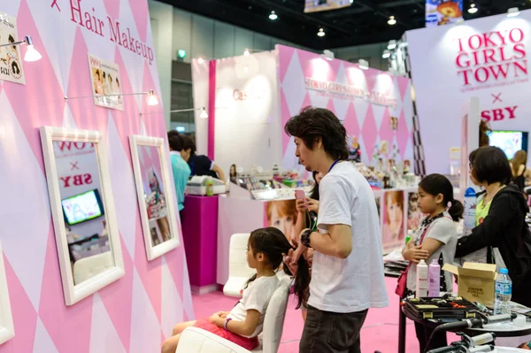 Bangkok - 10. května: vlasy make-up zóna na Tokio girls města Tokio — Stock fotografie