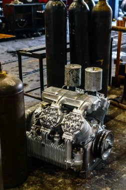 motor benzin deposu garaj zemin üzerinde.