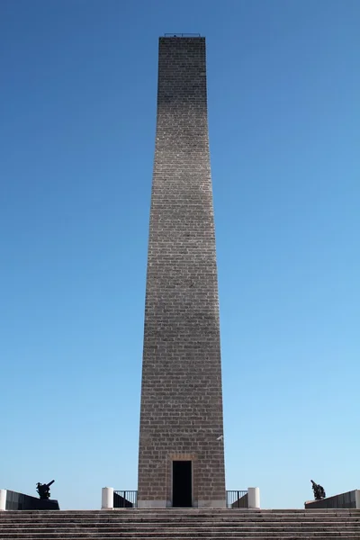 Baksida av monumento al marinaio i brindisi — Stockfoto