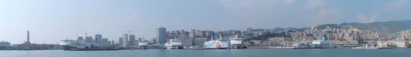 Panorama do porto de Génova, com ferries atracados — Fotografia de Stock