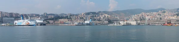 Panorama de balsas atracadas no porto de Génova — Fotografia de Stock