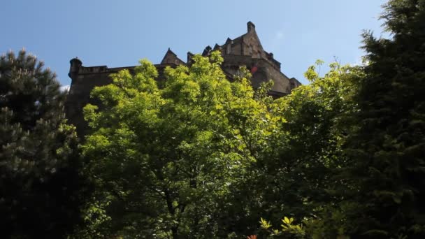 Vista del Castillo de Edimburgo y algunas flores — Vídeos de Stock