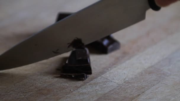 Mão de uma mulher cortando chocolate — Vídeo de Stock