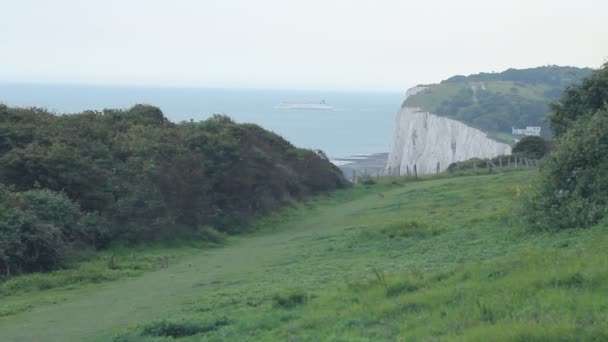 Білі скелі Dover, з поромі — стокове відео