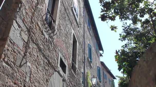 Pequeña calle italiana con puente en Cortona — Vídeo de stock