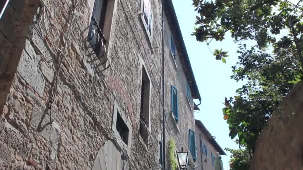 Italiaanse straatje met bridge in cortona — Stockvideo