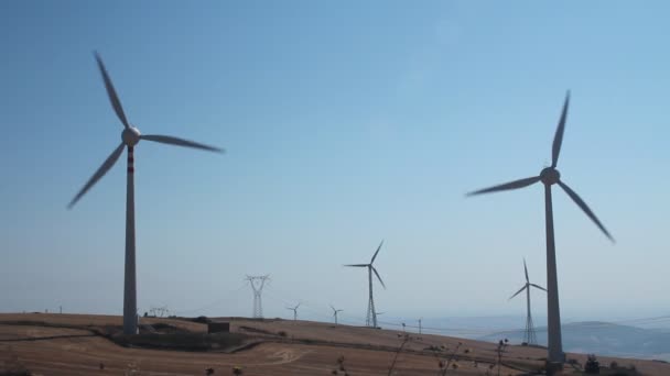 Campo de turbinas eólicas — Vídeo de Stock