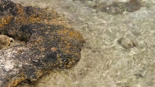 Wellen von Wasser zwischen den Felsen — Stockvideo