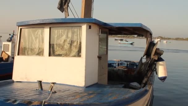 Bateaux de pêche amarrés avec des filets séchant sur la jetée — Video