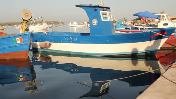桟橋に向かって彼のボートで到着の漁師 — ストック動画