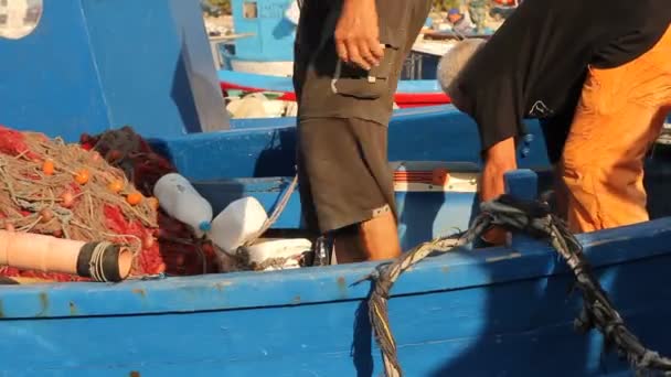 Рибалки працюють на човні — стокове відео