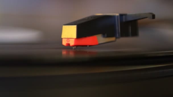 Vinyl rotating and cartridge lifting off — Stock Video