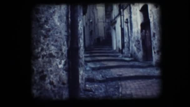 Στενό δρομάκι vintage 8 mm. — Αρχείο Βίντεο