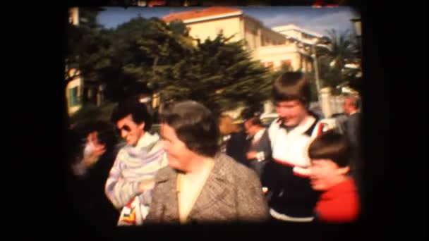 Vintage 8 mm. passeren een markt — Stockvideo