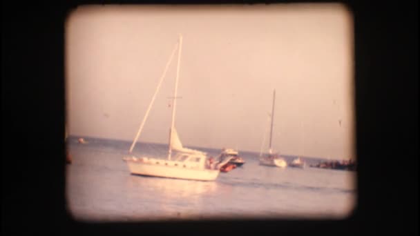 Vintage 8 mm. csónak kikötő bejáratánál — Stock videók