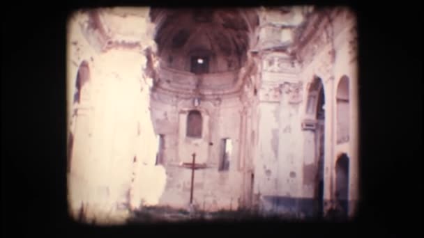 Vintage 8 mm. de ruïnes van een oude kerk — Stockvideo