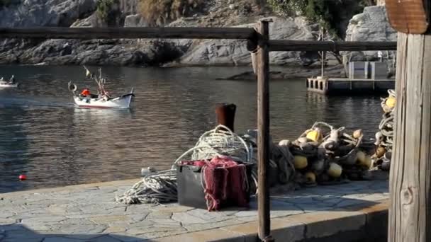 Rybář přichází zpět domů — Stock video