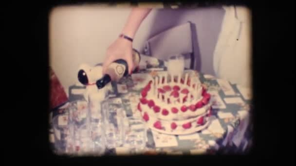 ビンテージ 8 mm です。 誕生日ケーキとシャンパン — ストック動画