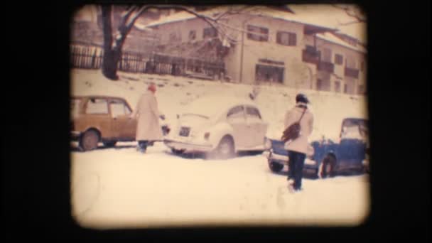 Vintage 8mm. Amigos jugando con nieve — Vídeo de stock