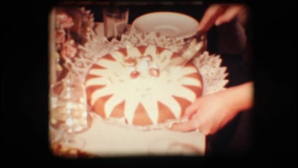 Vintage 8mm. Femme coupe gâteau — Video