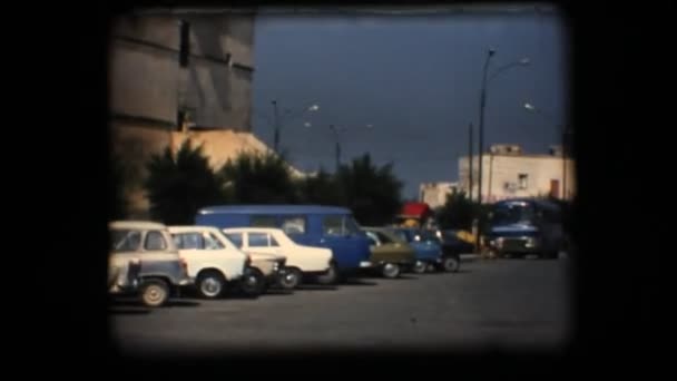 Vintage 8mm. View of downtown plaza — Stock Video