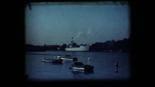 Vintage 8 mm. gedokt oorlog schip — Stockvideo