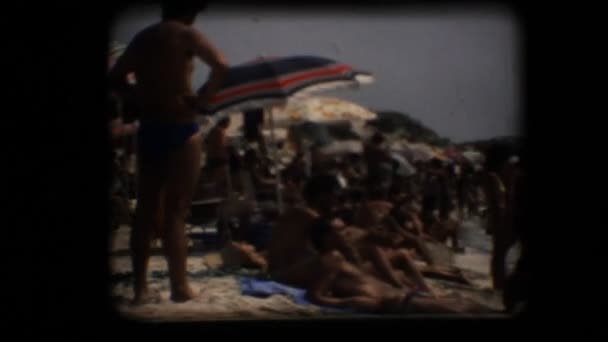 Wzór 8 mm. zatłoczone plaży — Wideo stockowe