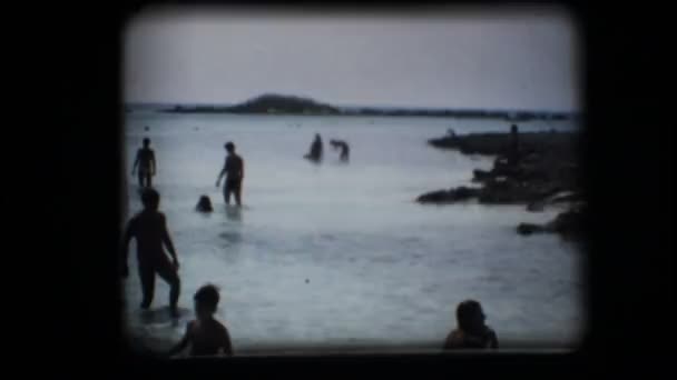 Vintage 8mm. Clear water beach — Stock Video