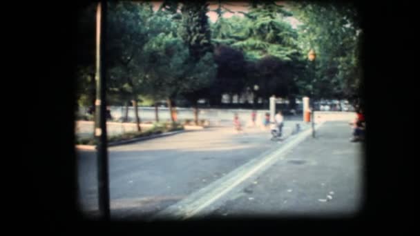 Vintage 8mm. Parc ensoleillé avec des enfants jouant — Video