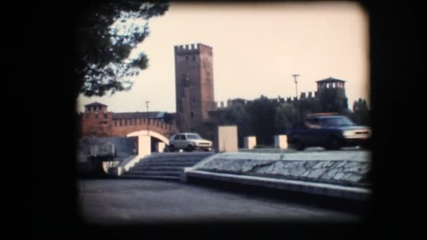 Vintage 8 mm. weergave van de toren en brug in verona — Stockvideo