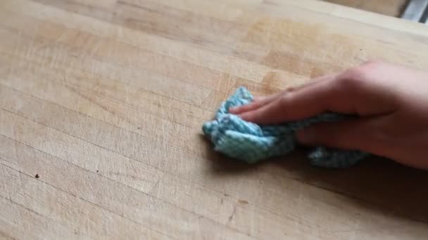 Hands of a woman cleaning a chopping board — Stock Video