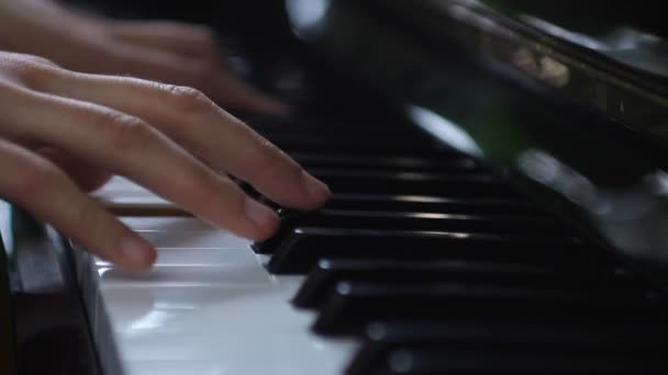 Handen die piano spelen — Stockvideo