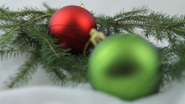 Rood en groen Kerstmis bollen — Stockvideo