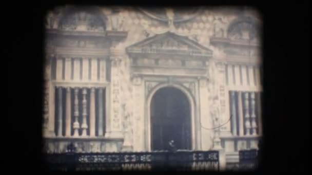 Vintage 8mm. Vue de l'église avec brouillard — Video