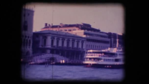 Oito milímetros vintage. Ferryboats atracados em Veneza — Vídeo de Stock