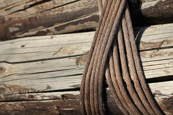 Dřevěná prkna vázáni lana — Stock fotografie