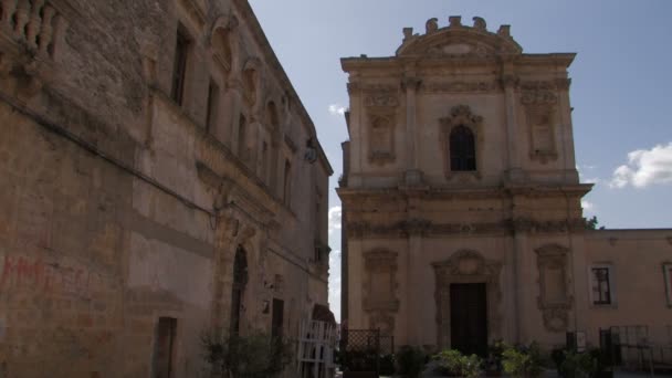 Igreja velha em pequena aldeia italiana — Vídeo de Stock