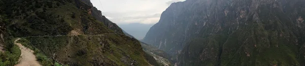 Panoráma fotó a tigris ugró gorge — Stock Fotó