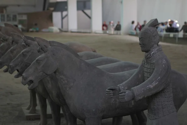 Hästar och en soldat av Terrakottaarmén — Stockfoto