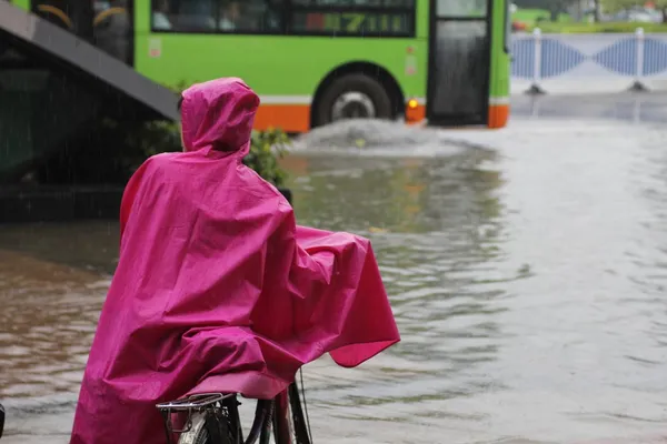 Menina encalhada em água de inundação durante chuvas fortes — Fotografia de Stock