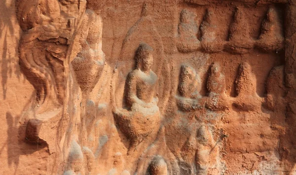 Boeddha cijfers gesneden in steen — Stockfoto