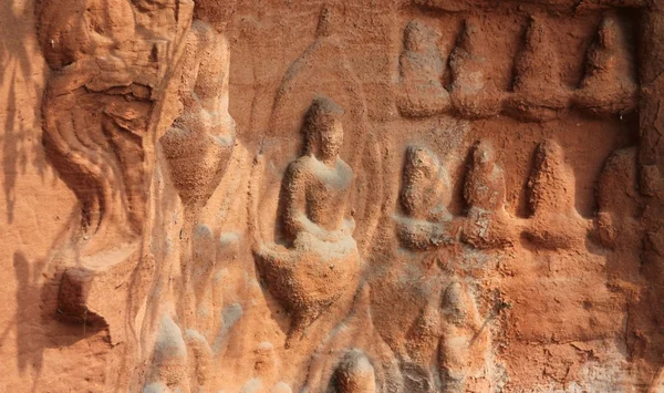 Buddhafiguren in Stein gemeißelt — Stockfoto