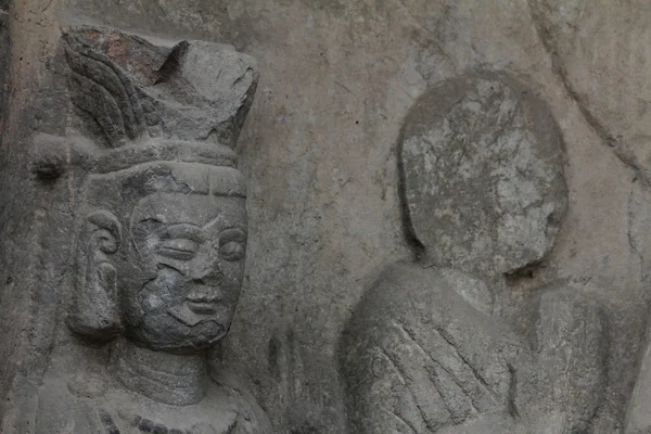 Деталь резного каменного Будды — стоковое фото