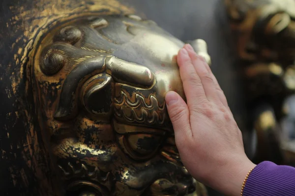 Main touchant tête de lion en bronze — Photo