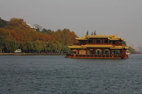 Barco da casa no lago ocidental, Hangzhou, China — Fotografia de Stock