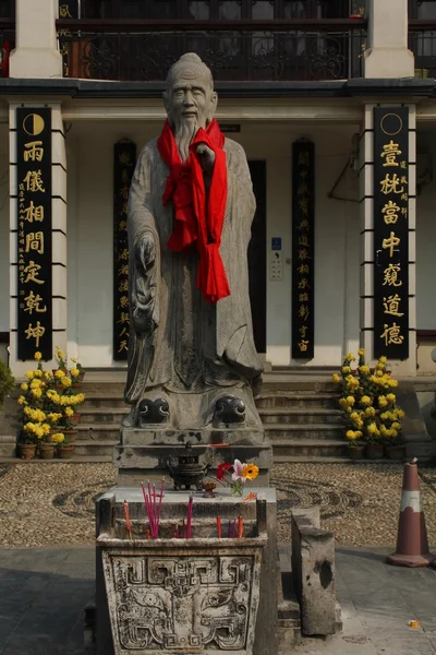 Staty av Konfucius i kinesiska tempel — Stockfoto