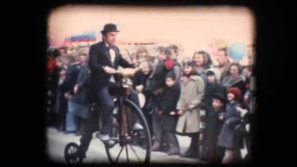 Oito milímetros vintage. Homem cavalgando velocipede — Vídeo de Stock