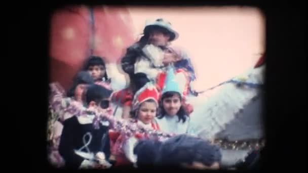 Vintage 8mm. Enfants en costume chevauchant un char — Video