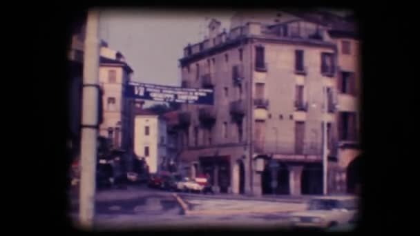 Vintage 8mm. Strada trafficata e statua — Video Stock